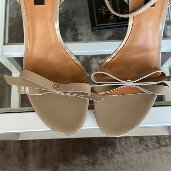 Woman’s heels - Picture 2 of 4